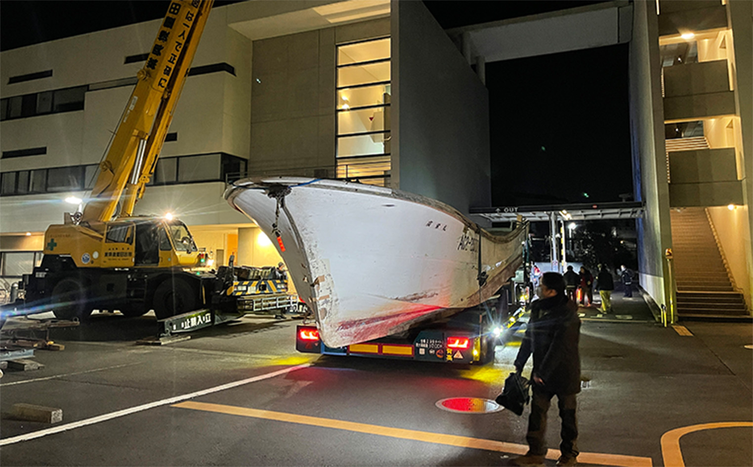 ラフタークレーンで船を運搬している